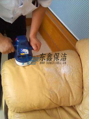 清洗沙發(fā)作業(yè)現(xiàn)場(chǎng)